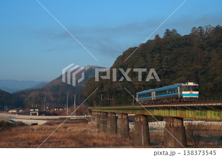 美しい四国山地の山々を背景に早朝の予讃線を走るキハ185系の乗り得普通列車_2026/2/21撮影 138373545