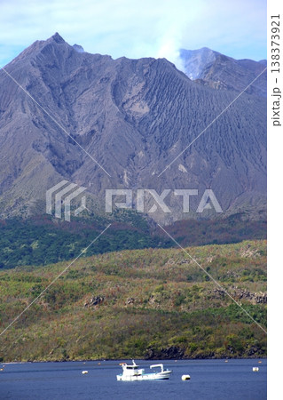 鹿児島のシンボル活火山桜島と「垂水カンパチ」養殖場 鹿児島のシンボル活火山桜島と「垂水カンパチ」養殖場 138373921