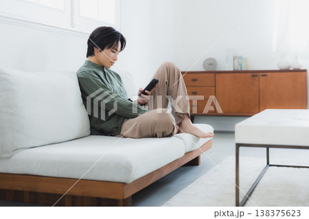 スマホを持つ男性 スマホを持つ男性 138375623