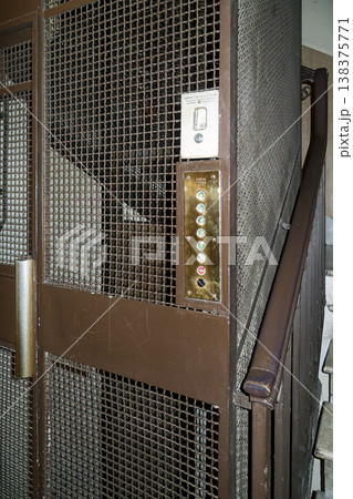 ローマのホテルに残る旧式ケージ式エレベーター 138375771