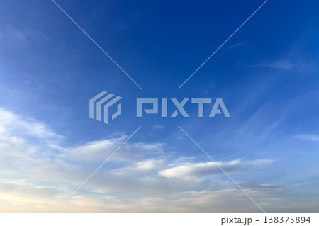 広がる白い雲と朝焼けの淡い光が差し込む青空 広がる白い雲と朝焼けの淡い光が差し込む青空 138375894