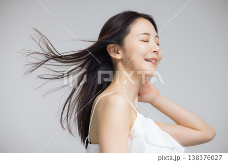 髪を靡かせる若い女性 138376027