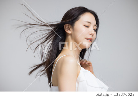 髪を靡かせる若い女性 138376028