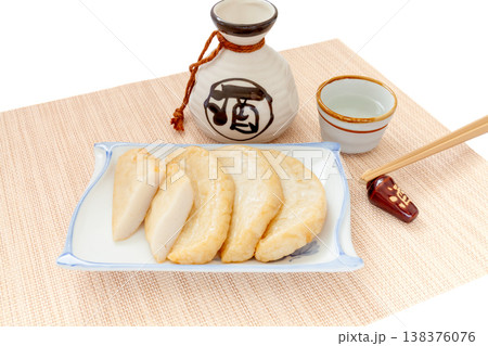 ハモ天(揚げカマボコ)と日本酒 ハモ天(揚げカマボコ)と日本酒 138376076