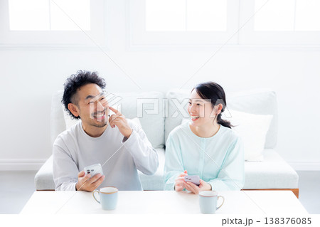 スマホを見る夫婦 スマホを見る夫婦 138376085