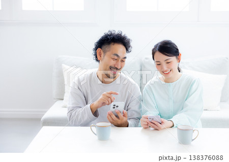 スマホを見る夫婦 スマホを見る夫婦 138376088