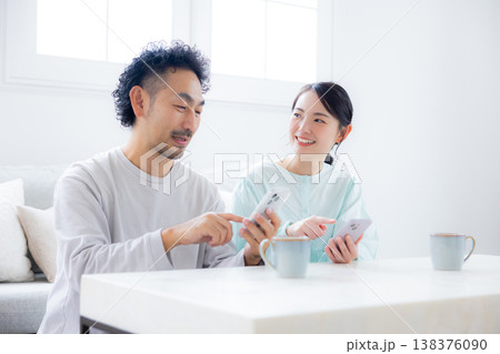 スマホを見る夫婦 138376090