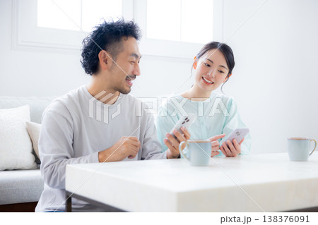 スマホを見る夫婦 スマホを見る夫婦 138376091