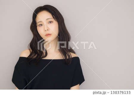 黒いオフショルの女性 黒いオフショルの女性 138376133