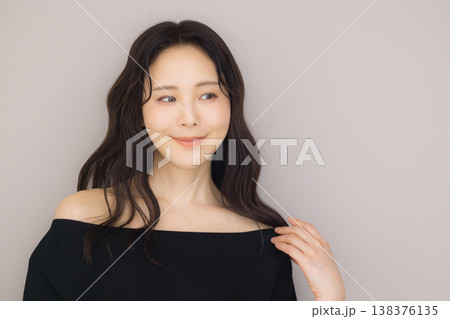 黒いオフショルの女性 黒いオフショルの女性 138376135