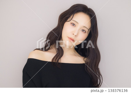 黒いオフショルの女性 138376136