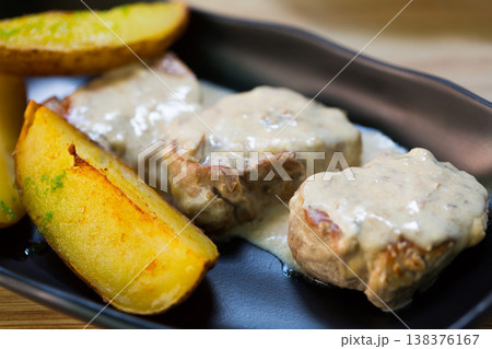 Prepared sirloin medallion with mushrooms sauce and potato Prepared sirloin medallion with mushrooms sauce and potato 138376167