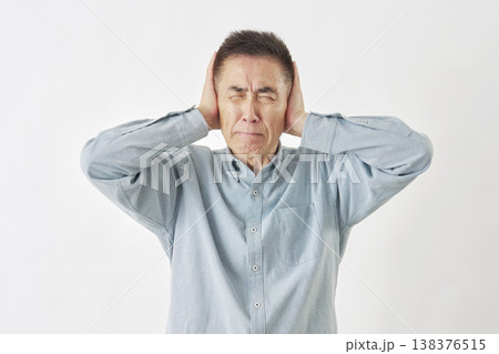 白背景で耳を塞ぐ男性 138376515
