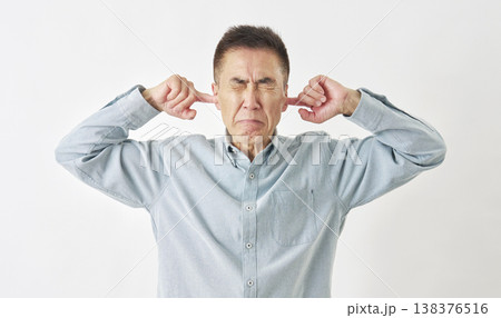 白背景で耳を塞ぐ男性 138376516