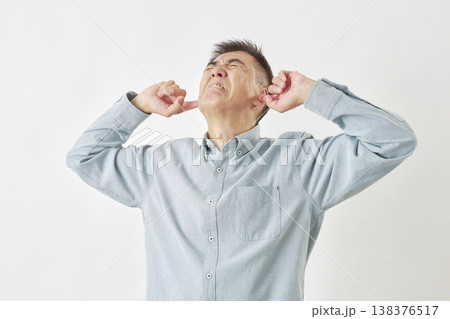 白背景で耳を塞ぐ男性 138376517