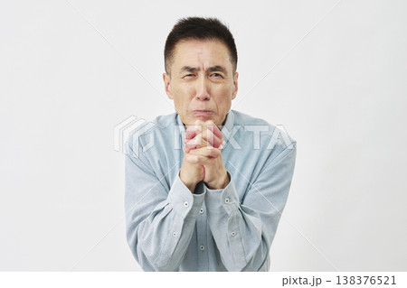 白背景で祈る男性　カメラ目線 138376521