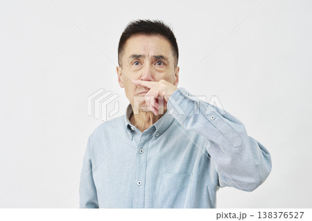 白背景で鼻炎の男性 白背景で鼻炎の男性 138376527