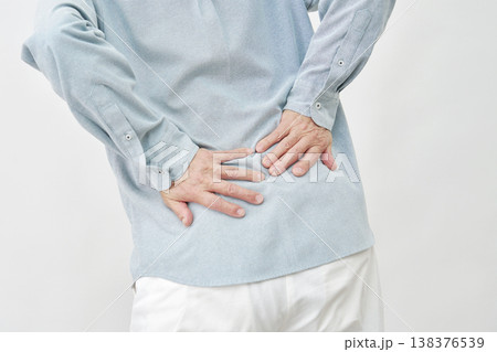 白背景で腰を押さえる男性 顔無し 白背景で腰を押さえる男性 顔無し 138376539