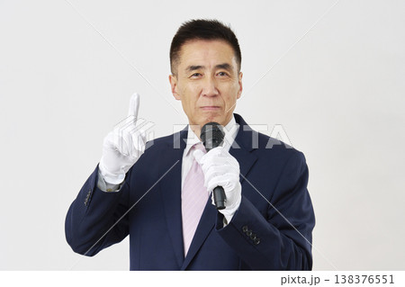 白背景で演説する男性候補者 138376551