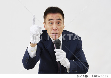 白背景で熱弁する候補者 138376555