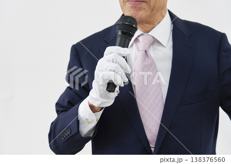 白背景で演説する候補者　顔無し 138376560