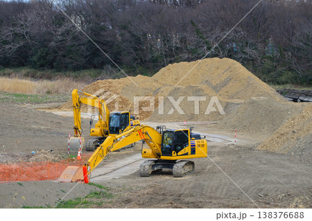 パワーショベルによる土木工事 138376688