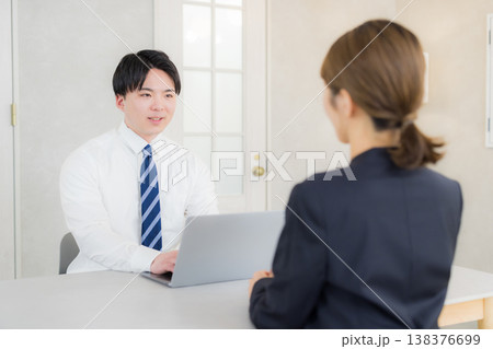 打ち合わせするビジネスマン 打ち合わせするビジネスマン 138376699
