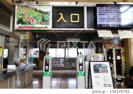 秩父駅 改札口（埼玉県秩父市宮側町） 138376782