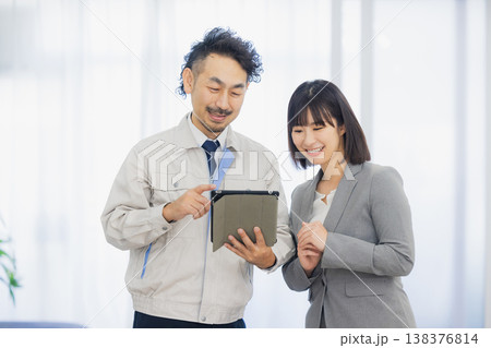 ビジネスウーマンと作業員　 138376814