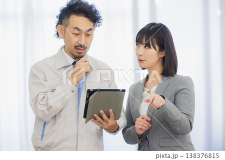 ビジネスウーマンと作業員　 138376815