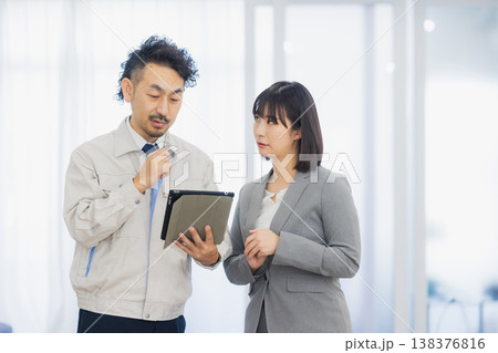 ビジネスウーマンと作業員 ビジネスウーマンと作業員 138376816