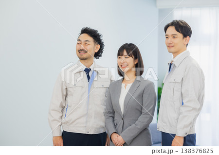 ビジネスウーマンと作業員 ビジネスウーマンと作業員 138376825