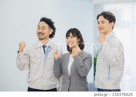 ビジネスウーマンと作業員　　 138376828