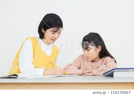 学童で宿題をする小学生 学童で宿題をする小学生 138376867