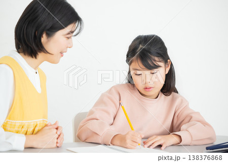 学童で宿題をする小学生 学童で宿題をする小学生 138376868