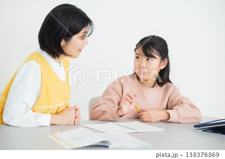 学童で宿題をする小学生　  138376869