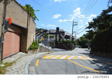 韓国　ソウル城北区の高級住宅街の風景 138376903