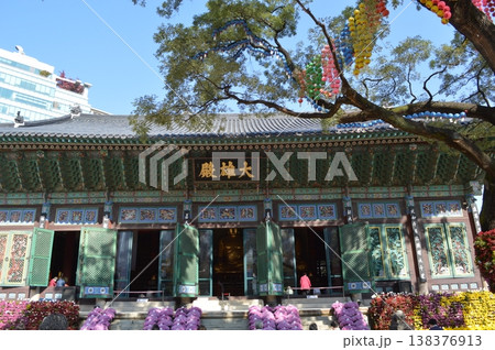 韓国 ソウルにある曹渓寺の大雄殿 韓国 ソウルにある曹渓寺の大雄殿 138376913