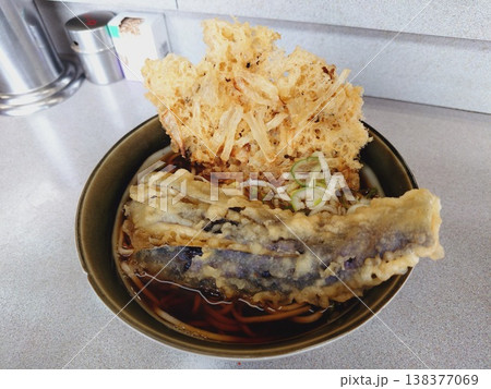 立ち食い蕎麦屋の玉葱天、茄子天蕎麦 138377069