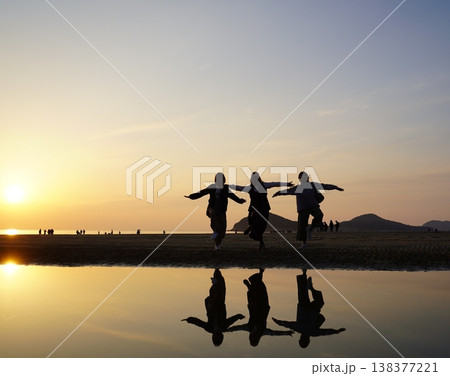 夕日に向かって 138377221