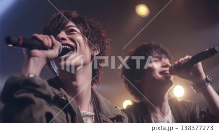 2人一緒に並んで歌う若い男性歌手 138377273