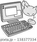 PCのマウスに興味を示す猫 138377334