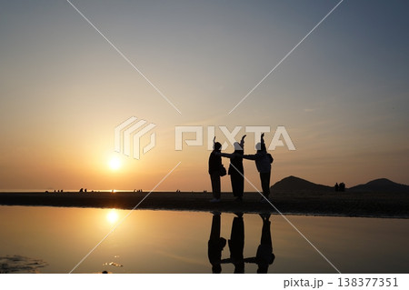 夕日に向かって 夕日に向かって 138377351