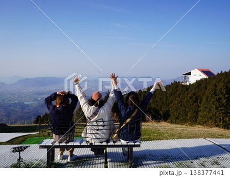 ベンチに座って景色を眺める女性 138377441