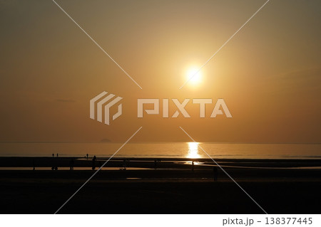 海に沈む夕日 138377445