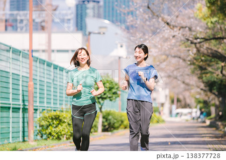 ジョギングをする若い女性 138377728