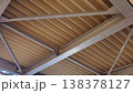 建築物の屋根を下から見た 138378127