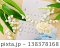 5月カレンダーとスズラン 138378168
