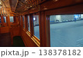レトロな電車の車内 138378182