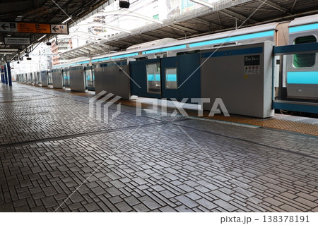 駅のホームドア 駅のホームドア 138378191